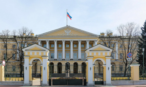 Власти Петербурга не нашли необходимости дополнительного развертывания коек в федеральных медучреждениях для борьбы с COVID-19