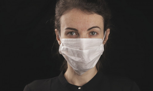 Одна хорошо защищает от коронавируса, а две - лучше: в США рекомендуют носить разные маски одновременно