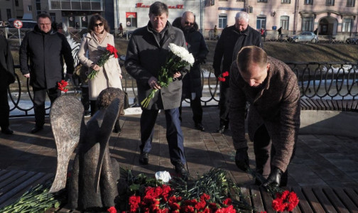 Памятник погибшим врачам снова открыли без организаторов. В этот раз фальстарт у комздрава Петербурга