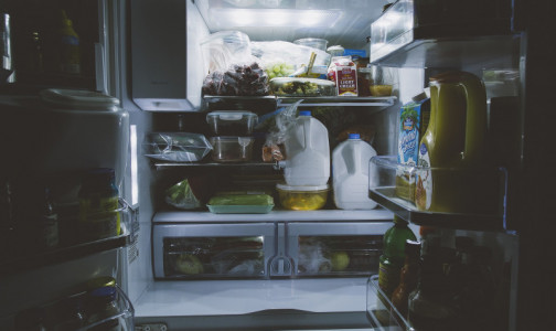 "Болезнь из холодильника": Как уберечься от инфекции, которая может поселиться в каждом доме