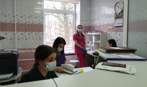 В Петербурге свободно 17% коек для пациентов с COVID-19. Больницы продолжают возвращаться к обычному режиму работы