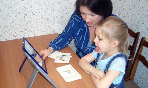 Когда петербургским логопедам и школьным врачам увеличат зарплату?