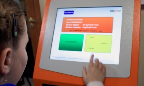 В школьных столовых Петербурга заработала карточная система