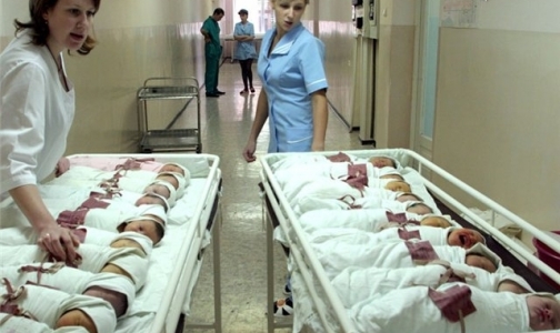 Почему закрываются и не открываются роддома в Петербурге
