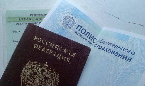 Россиянам с загранпаспортами отказали в получении полисов ОМС