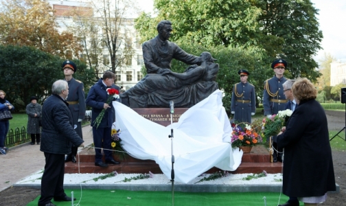 В Петербурге открыли памятник легендарному хирургу Федору Углову