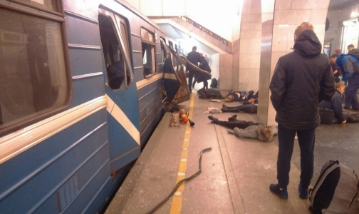 В больницы Петербурга начали доставлять пострадавших при взрыве на синей ветке метрополитена