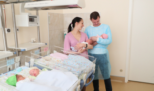 Петербурженке, родившей четверню, подарили трехкомнатую квартиру