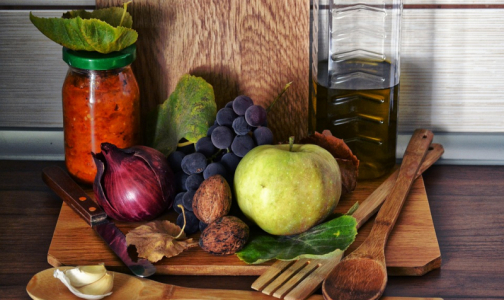 Ученые назвали продукты, которые защитят от рака даже курильщиков