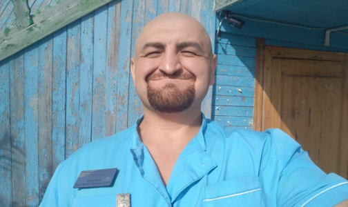 «Устал, наверное»: фельдшера чуть не уволили за «веселые фото» про грустную жизнь в поселке