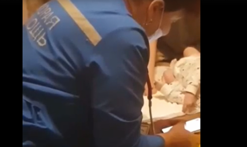 В Братске проверяют видео с врачом скорой, искавшей диагноз в сети